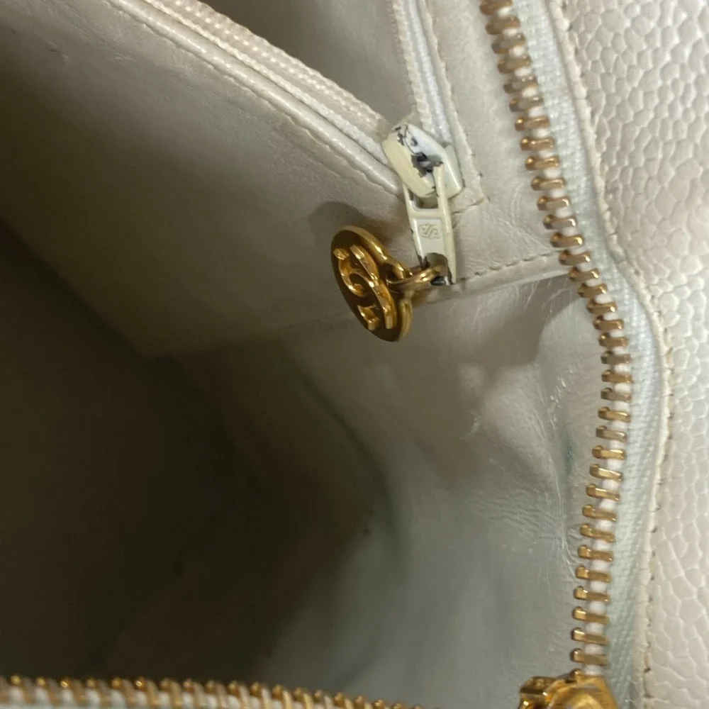CHANEL White Caviar Leather Logo Shoulder Bag